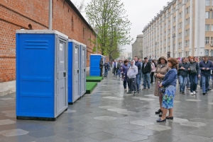 Обеспечение первомайского шествия бесплатными туалетными кабинами