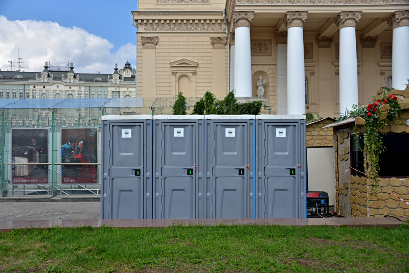 Туалетные кабины на площади Революции. Обеспечение фестиваля Московская весна.