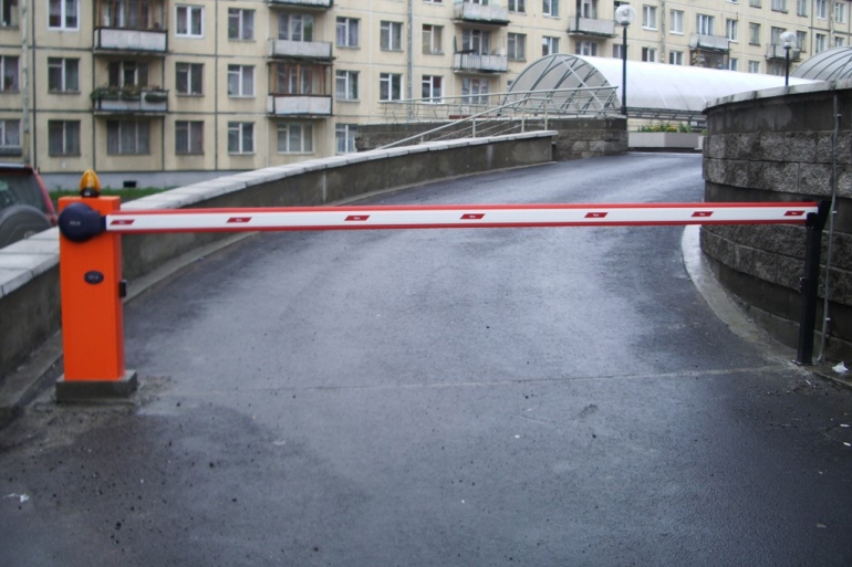Москва выделит субсидии на установку шлагбаумов в зоне платной парковки