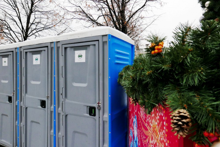 На период проведения фестиваля &quot;Путешествие в рождество&quot; ГБУ &quot;Доринвест&quot; установило 63 туалетные кабины