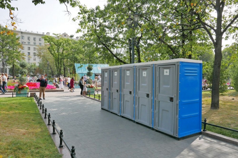 Для обеспечения праздничных мероприятий, посвященных Дню города Москвы, ГБУ &quot;Доринвест&quot; установило 999 бесплатных туалетных кабин