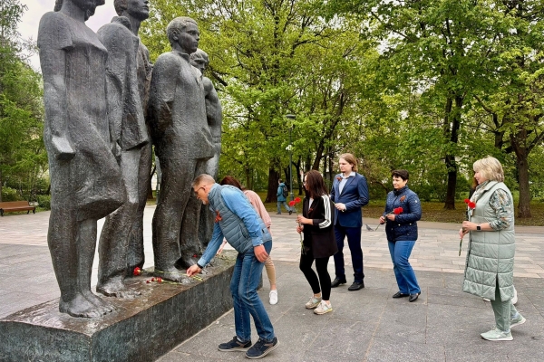 В канун праздника Дня Победы сотрудники ГБУ&laquo;Доринвест&raquo; возложили цветы к памятнику героям Молодогвардейцам
